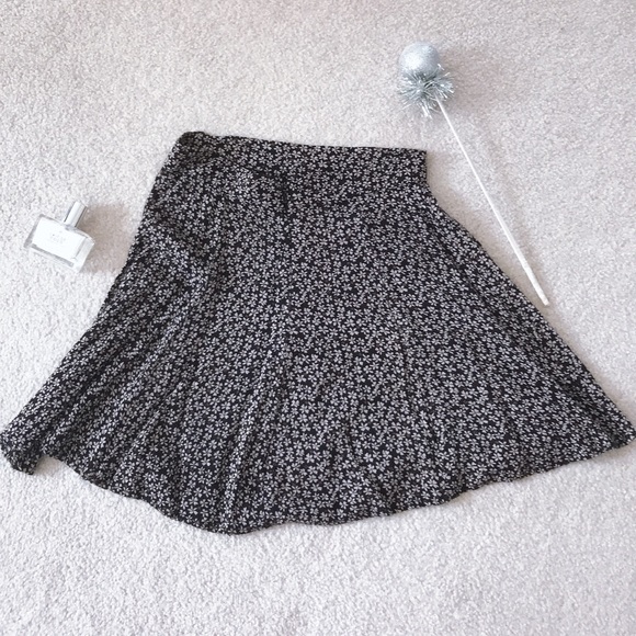 brandy melville • flower skirt - Picture 2 of 3